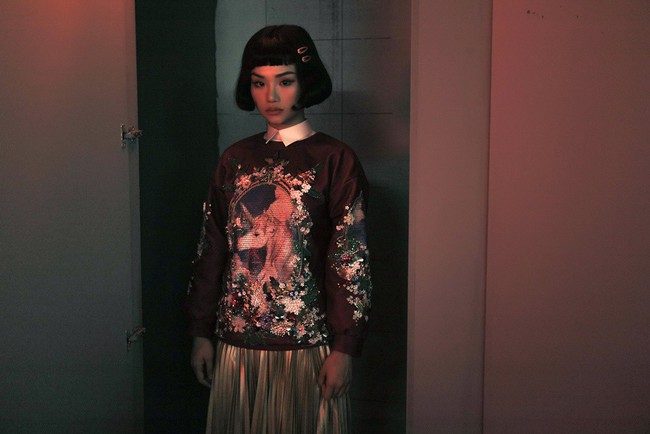 B&agrave; nội Miu L&ecirc; h&oacute;a th&acirc;n th&agrave;nh ma xẻng khiến kh&aacute;n giả kh&ocirc;ng hiểu đang đ&oacute;ng MV hay phim kinh dị - Ảnh 7.