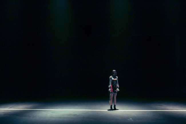 B&agrave; nội Miu L&ecirc; h&oacute;a th&acirc;n th&agrave;nh ma xẻng khiến kh&aacute;n giả kh&ocirc;ng hiểu đang đ&oacute;ng MV hay phim kinh dị - Ảnh 1.