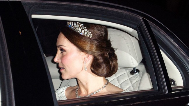 Ngay cả khi diện trang sức, C&ocirc;ng nương Kate v&agrave; Meghan cũng phải tu&acirc;n thủ luật ri&ecirc;ng để tr&aacute;nh bị cho l&agrave; khoe của - Ảnh 1.