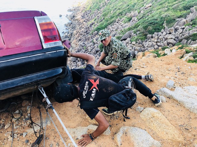 Khả Ng&acirc;n bị bong g&acirc;n v&igrave; cảnh lao xe xuống vực kinh điển ở Hậu Duệ Mặt Trời bản Việt - Ảnh 4.