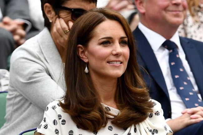 Ngay cả khi diện trang sức, C&ocirc;ng nương Kate v&agrave; Meghan cũng phải tu&acirc;n thủ luật ri&ecirc;ng để tr&aacute;nh bị cho l&agrave; khoe của - Ảnh 5.