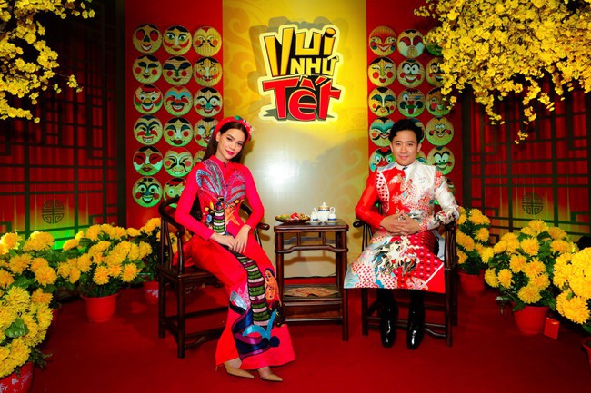 Bộ đ&ocirc;i Hồ Ngọc H&agrave; - Trấn Th&agrave;nh trở lại, mặc &aacute;o d&agrave;i rực rỡ dẫn chương tr&igrave;nh Tết - Ảnh 1.