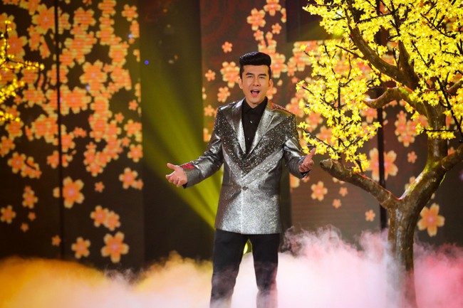 Bộ đ&ocirc;i Hồ Ngọc H&agrave; - Trấn Th&agrave;nh trở lại, mặc &aacute;o d&agrave;i rực rỡ dẫn chương tr&igrave;nh Tết - Ảnh 5.