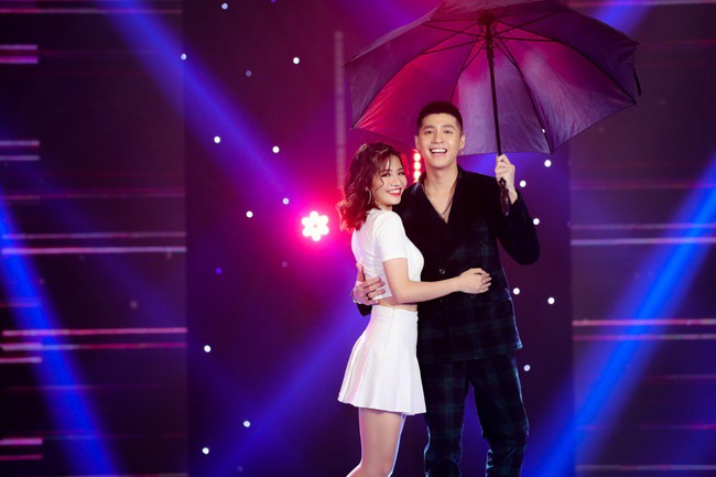 Bộ đ&ocirc;i Hồ Ngọc H&agrave; - Trấn Th&agrave;nh trở lại, mặc &aacute;o d&agrave;i rực rỡ dẫn chương tr&igrave;nh Tết - Ảnh 7.