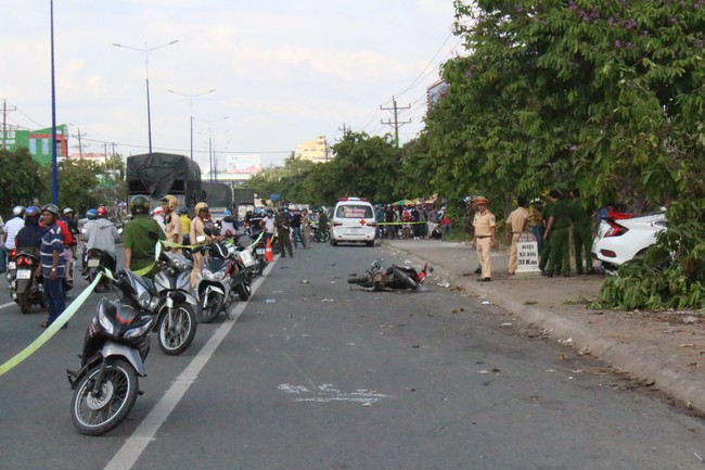 B&igrave;nh Dương: Nghi vấn hai &ocirc; t&ocirc; đua tốc độ g&acirc;y tai nạn li&ecirc;n ho&agrave;n, người đ&agrave;n &ocirc;ng b&aacute;n dưa b&ecirc;n đường bị t&ocirc;ng tử vong - Ảnh 3.