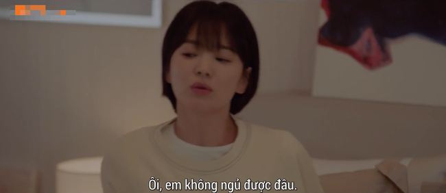 Lần đầu ngủ chung giường với phi c&ocirc;ng trẻ, Song Hye Kyo đ&atilde; biểu cảm thế n&agrave;y - Ảnh 4.