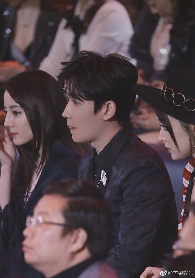 Mỹ nam số hưởng nhất sự kiện Đ&ecirc;m Weibo: B&ecirc;n tr&aacute;i ngồi cạnh Địch Lệ Nhiệt Ba, b&ecirc;n phải l&agrave; Cổ Lực Na Tr&aacute;t - Ảnh 2.