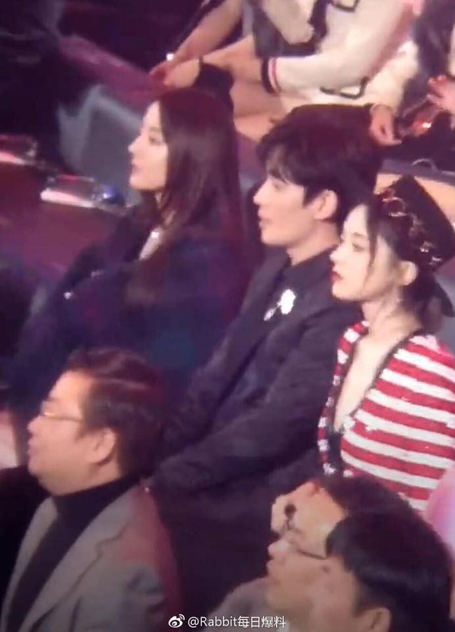 Mỹ nam số hưởng nhất sự kiện Đ&ecirc;m Weibo: B&ecirc;n tr&aacute;i ngồi cạnh Địch Lệ Nhiệt Ba, b&ecirc;n phải l&agrave; Cổ Lực Na Tr&aacute;t - Ảnh 3.