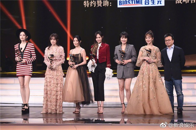 Câu hỏi lớn nhất sự kiện Đêm Weibo 2018: Đôi giày cao gót của Tần Lam cao bao nhiêu cm? - Ảnh 10. Câu hỏi lớn nhất sự kiện Đêm Weibo 2018: Đôi giày cao gót của Tần Lam cao bao nhiêu cm? - Ảnh 10.