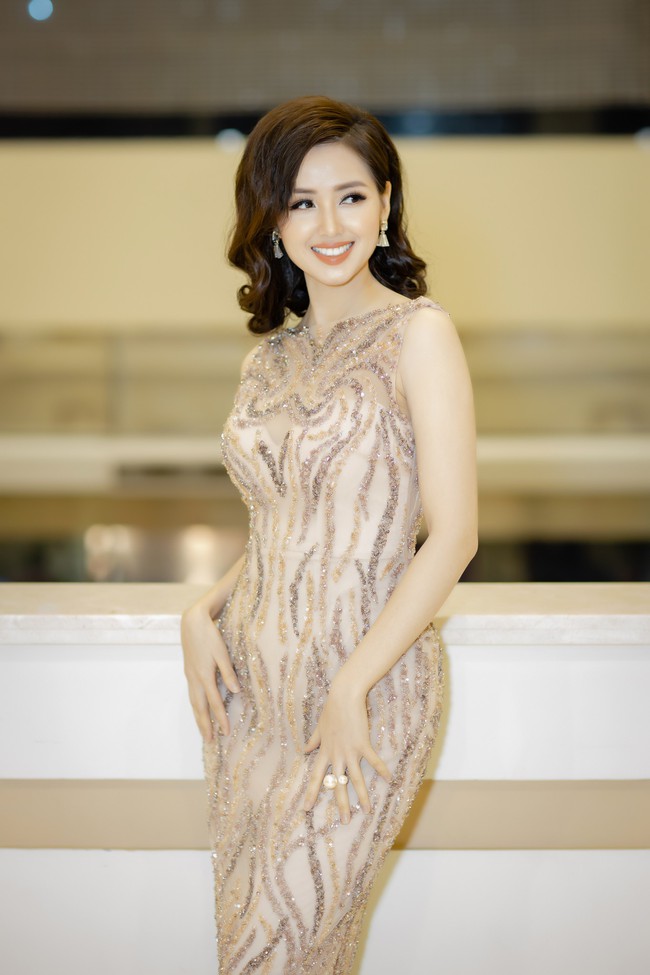 Chăm chỉ đi sự kiện, Mai Phương Th&uacute;y lộ diện mạo ng&agrave;y c&agrave;ng kh&aacute;c lạ - Ảnh 6.