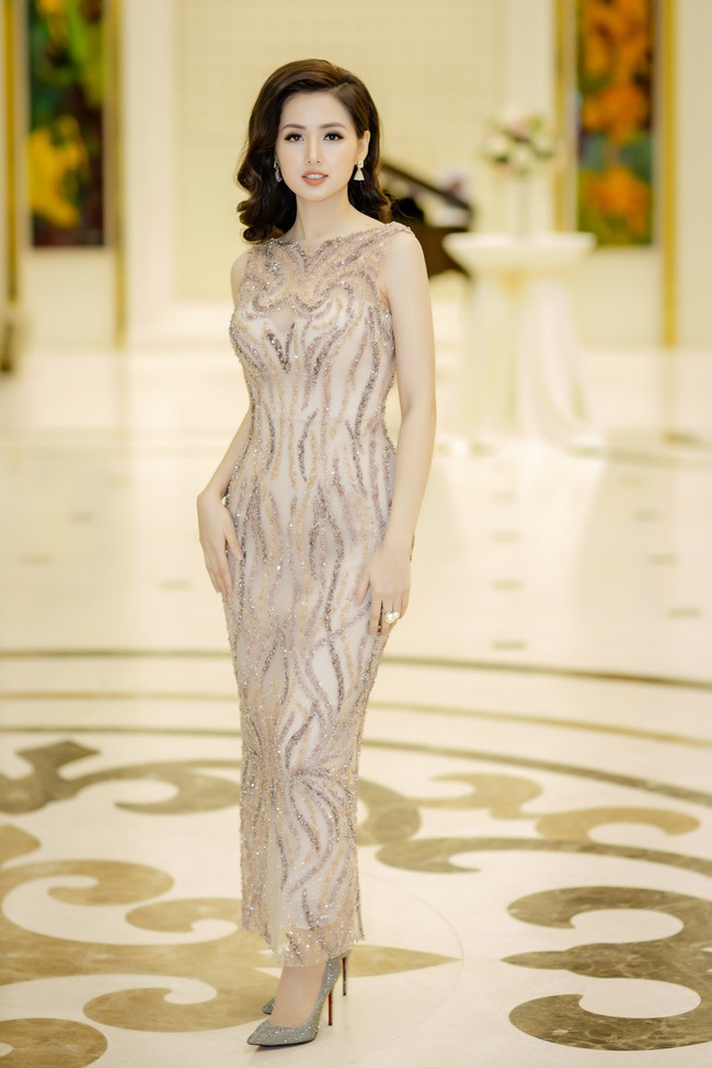 Chăm chỉ đi sự kiện, Mai Phương Th&uacute;y lộ diện mạo ng&agrave;y c&agrave;ng kh&aacute;c lạ - Ảnh 8.