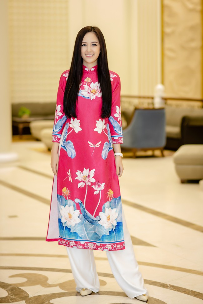 Chăm chỉ đi sự kiện, Mai Phương Th&uacute;y lộ diện mạo ng&agrave;y c&agrave;ng kh&aacute;c lạ - Ảnh 1.