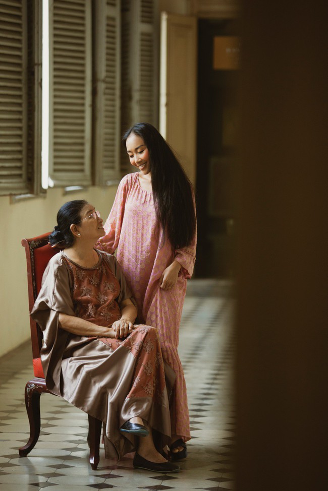 Mẹ Đoan Trang lần đầu thử sức l&agrave;m người mẫu c&ugrave;ng con g&aacute;i - Ảnh 11.