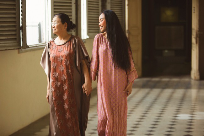 Mẹ Đoan Trang lần đầu thử sức l&agrave;m người mẫu c&ugrave;ng con g&aacute;i - Ảnh 12.