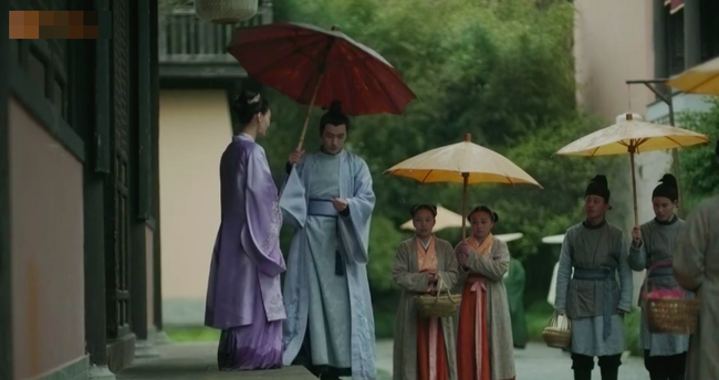 Triệu Lệ Dĩnh đau đớn bước đi kh&ocirc;ng nổi khi thấy Chu Nhất Long th&acirc;n mật b&ecirc;n vị h&ocirc;n phu - Ảnh 2.