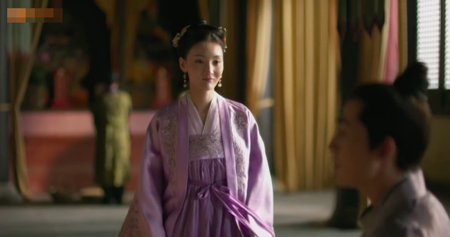 Triệu Lệ Dĩnh đau đớn bước đi kh&ocirc;ng nổi khi thấy Chu Nhất Long th&acirc;n mật b&ecirc;n vị h&ocirc;n phu - Ảnh 6.