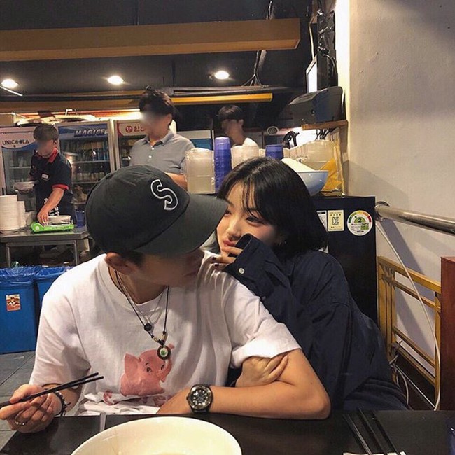 Ch&agrave;ng trai tỏ t&igrave;nh với bạn g&aacute;i dưới s&acirc;n trường nhưng b&aacute;c lao c&ocirc;ng mới l&agrave; nh&acirc;n vật chiếm spotlight - Ảnh 1.