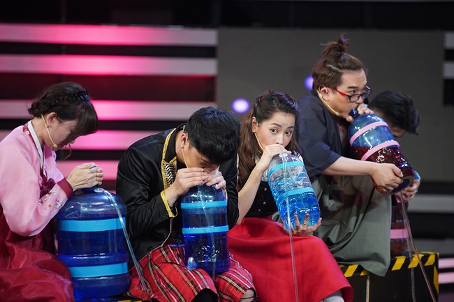 Lộ giọng h&aacute;t live lạ l&ugrave;ng chưa từng thấy của Chi Pu, Hari Won  - Ảnh 7.