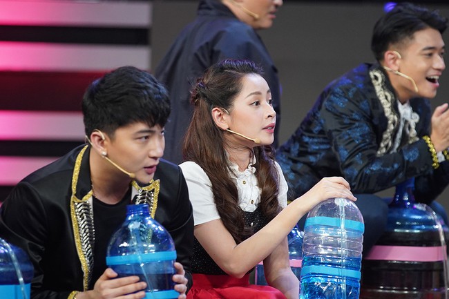 Lộ giọng h&aacute;t live lạ l&ugrave;ng chưa từng thấy của Chi Pu, Hari Won  - Ảnh 8.