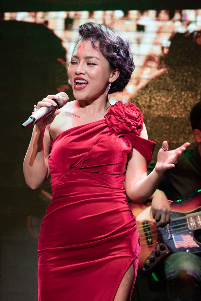 Diện đầm d&agrave;i thướt tha, Th&aacute;i Th&ugrave;y Linh nồng n&agrave;n khoe giọng h&aacute;t - Ảnh 6.
