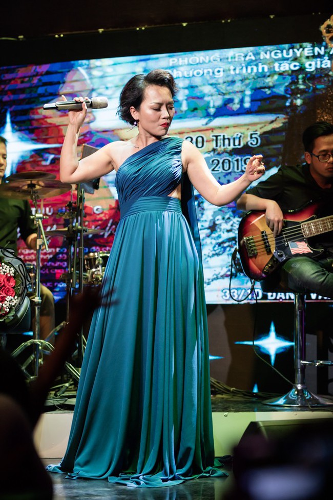 Diện đầm d&agrave;i thướt tha, Th&aacute;i Th&ugrave;y Linh nồng n&agrave;n khoe giọng h&aacute;t - Ảnh 10.