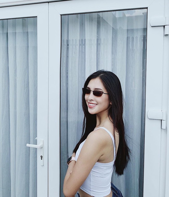 Vẫn diện croptop nhưng độ gợi cảm của Tiểu Vy l&ecirc;n hẳn một &ldquo;level&rdquo; kh&aacute;c khi hờ hững v&ograve;ng 1 nảy nở, sexy lịm người - Ảnh 3.