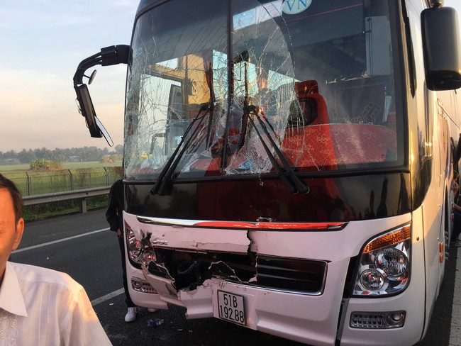Xe tải tông xe khách chở học sinh, hàng chục em nhỏ la hét hoảng loạn trên cao tốc TP.HCM - Trung Lương - Ảnh 4.
