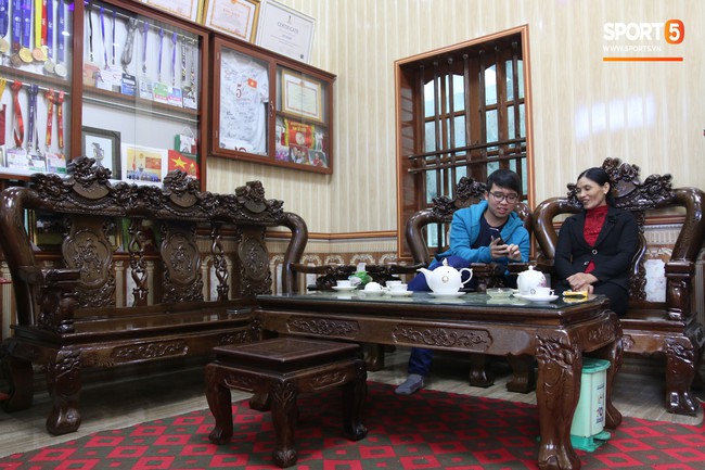 Về thăm nh&agrave; Văn Hậu, ph&aacute;t hiện m&oacute;n qu&agrave; đầu ti&ecirc;n em &uacute;t ĐT Việt Nam mua cho cha mẹ bằng đồng lương kiếm được - Ảnh 2.