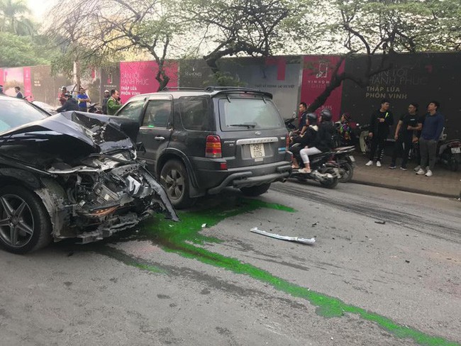 Clip cận cảnh vụ xe đi&ecirc;n lao kinh ho&agrave;ng tr&ecirc;n phố H&agrave; Nội chiều nay - Ảnh 4.