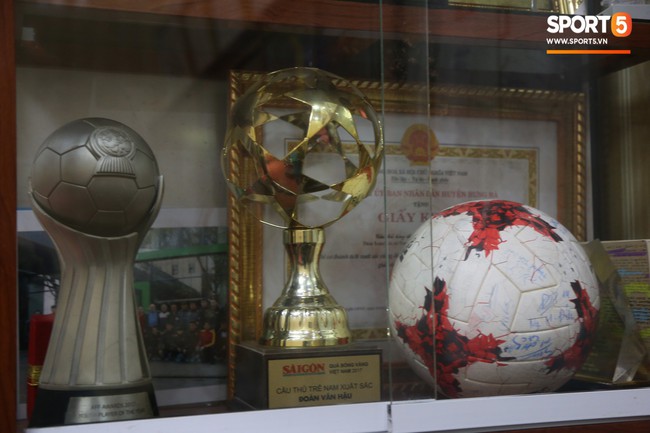 Về thăm nh&agrave; Văn Hậu, ph&aacute;t hiện m&oacute;n qu&agrave; đầu ti&ecirc;n em &uacute;t ĐT Việt Nam mua cho cha mẹ bằng đồng lương kiếm được - Ảnh 6.