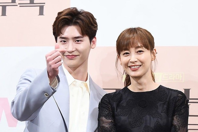 Lee Jong Suk l&agrave; fan của vợ Won Bin Lee Na Young, thấy vinh hạnh khi được đ&oacute;ng phim c&ugrave;ng thần tượng - Ảnh 1.