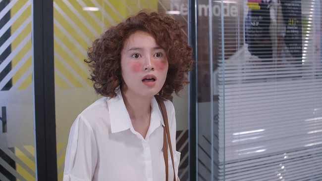 Cười ngất với cảnh Lan Ngọc liều lĩnh đ&aacute; thẳng v&agrave;o chỗ hiểm của B&ecirc; Trần  - Ảnh 5.