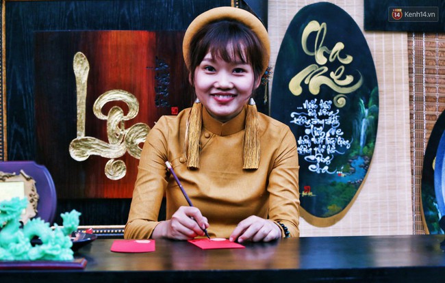 Thiếu nữ S&agrave;i G&ograve;n x&uacute;ng x&iacute;nh &aacute;o d&agrave;i, dạo phố &ocirc;ng đồ chụp ảnh check in những ng&agrave;y gi&aacute;p Tết - Ảnh 14.