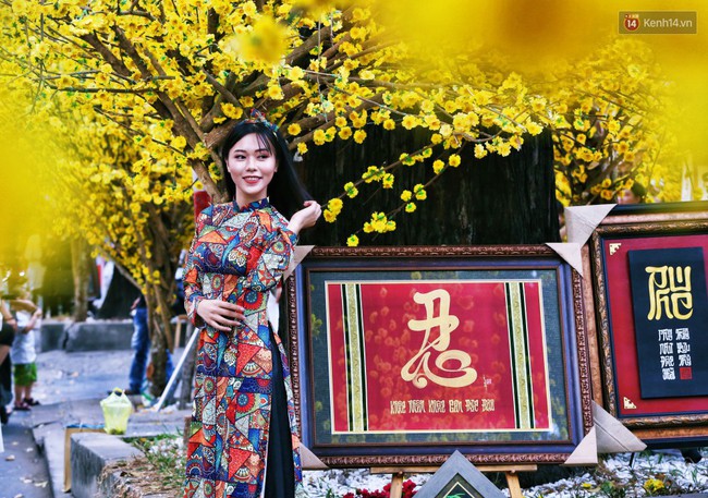 Thiếu nữ S&agrave;i G&ograve;n x&uacute;ng x&iacute;nh &aacute;o d&agrave;i, dạo phố &ocirc;ng đồ chụp ảnh check in những ng&agrave;y gi&aacute;p Tết - Ảnh 16.