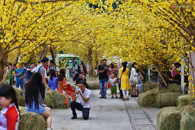 Thiếu nữ S&agrave;i G&ograve;n x&uacute;ng x&iacute;nh &aacute;o d&agrave;i, dạo phố &ocirc;ng đồ chụp ảnh check in những ng&agrave;y gi&aacute;p Tết - Ảnh 2.
