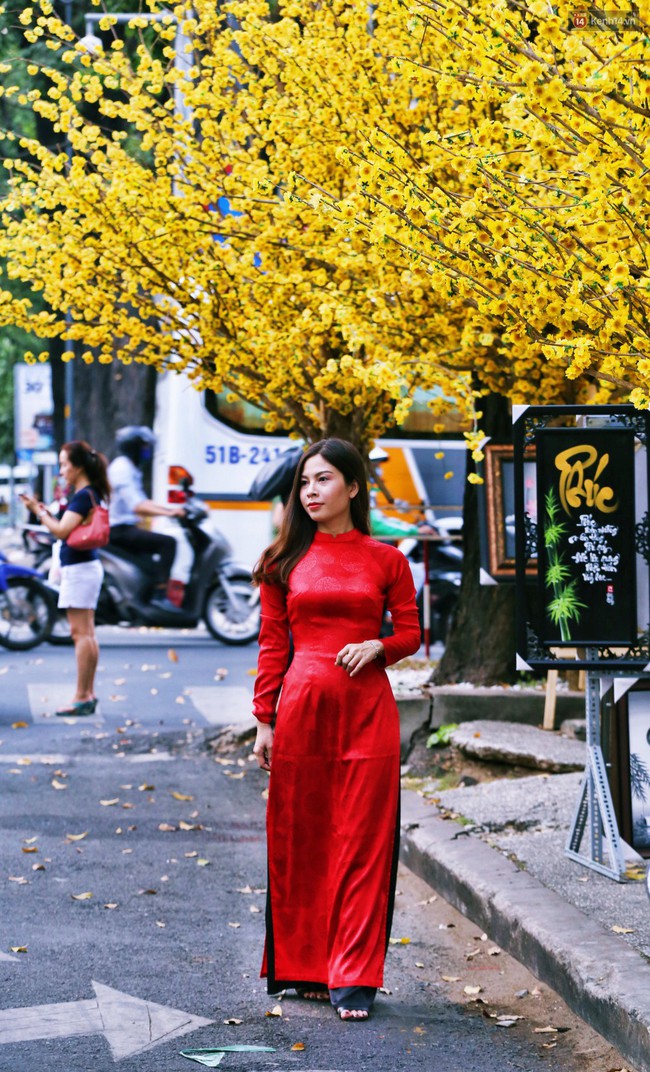 Thiếu nữ S&agrave;i G&ograve;n x&uacute;ng x&iacute;nh &aacute;o d&agrave;i, dạo phố &ocirc;ng đồ chụp ảnh check in những ng&agrave;y gi&aacute;p Tết - Ảnh 17.