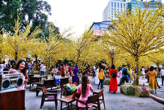 Thiếu nữ S&agrave;i G&ograve;n x&uacute;ng x&iacute;nh &aacute;o d&agrave;i, dạo phố &ocirc;ng đồ chụp ảnh check in những ng&agrave;y gi&aacute;p Tết - Ảnh 3.