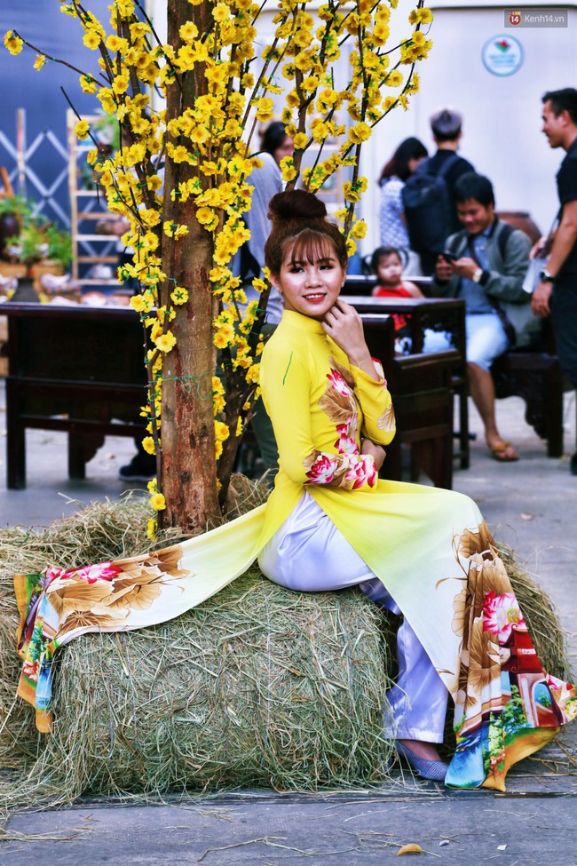 Thiếu nữ S&agrave;i G&ograve;n x&uacute;ng x&iacute;nh &aacute;o d&agrave;i, dạo phố &ocirc;ng đồ chụp ảnh check in những ng&agrave;y gi&aacute;p Tết - Ảnh 7.