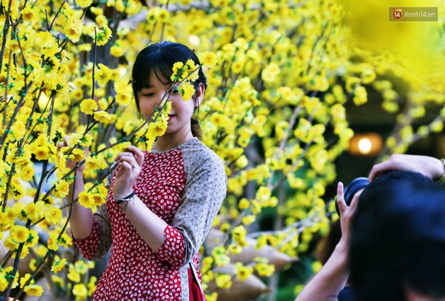 Thiếu nữ S&agrave;i G&ograve;n x&uacute;ng x&iacute;nh &aacute;o d&agrave;i, dạo phố &ocirc;ng đồ chụp ảnh check in những ng&agrave;y gi&aacute;p Tết - Ảnh 8.