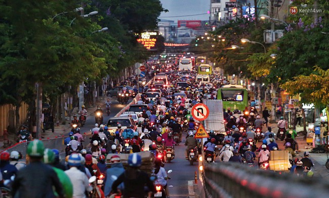 Nỗi &aacute;m ảnh của người S&agrave;i G&ograve;n những ng&agrave;y cận Tết: Rừng xe đ&ocirc;ng nghẹt tr&ecirc;n nhiều tuyến đường trung t&acirc;m từ trưa đến tối - Ảnh 16.