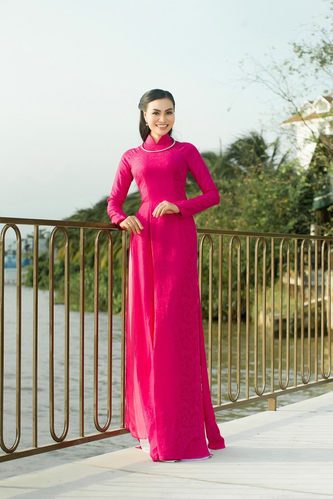 “Nữ hoàng áo dài” Trần Huyền Nhung đẹp xuất sắc trong một sáng tạo của NTK Nguyễn Tuấn - Ảnh 2.