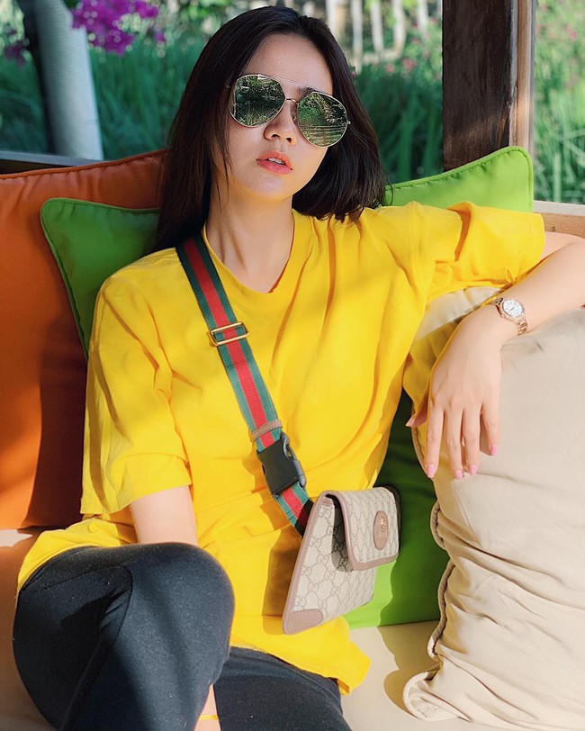 Street style hot mom: Mi V&acirc;n bầu b&iacute; nh&igrave;n vẫn thon gọn, Ly Kute đơn giản đến mấy cũng diện th&ecirc;m t&uacute;i hiệu đắt gi&aacute; - Ảnh 8.