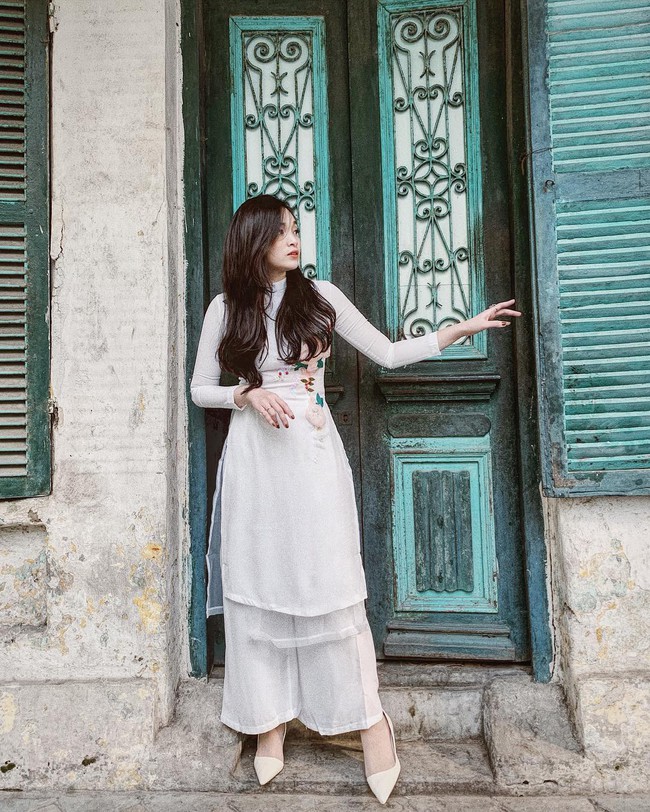 Street style hot mom: Mi V&acirc;n bầu b&iacute; nh&igrave;n vẫn thon gọn, Ly Kute đơn giản đến mấy cũng diện th&ecirc;m t&uacute;i hiệu đắt gi&aacute; - Ảnh 6.