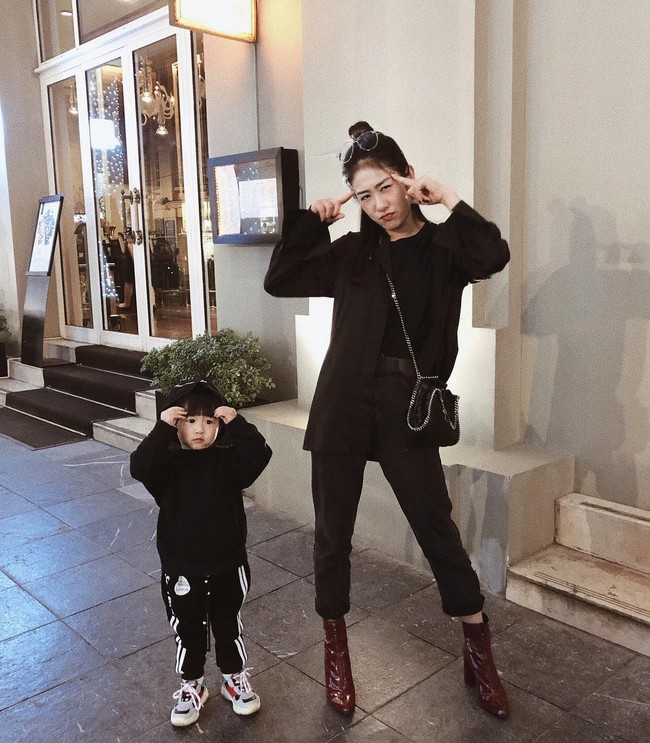 Street style hot mom: Mi V&acirc;n bầu b&iacute; nh&igrave;n vẫn thon gọn, Ly Kute đơn giản đến mấy cũng diện th&ecirc;m t&uacute;i hiệu đắt gi&aacute; - Ảnh 3.