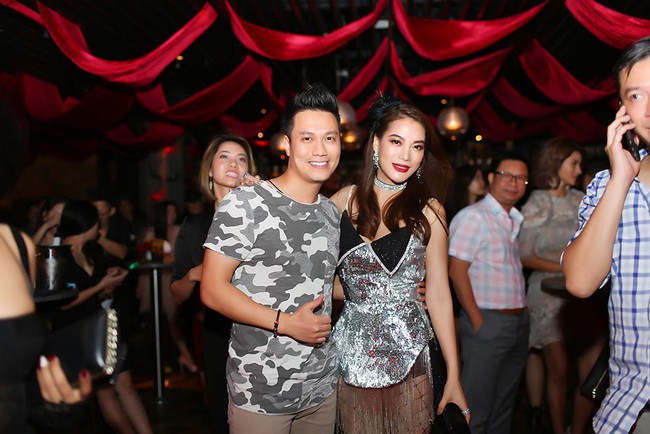 Trương Ngọc &Aacute;nh gợi cảm khoe đường cong, bất chấp tuổi 42 - Ảnh 3.