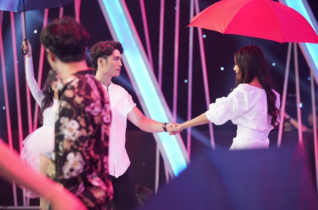 Người ấy l&agrave; ai? hạ m&agrave;n: Đau c&agrave;ng th&ecirc;m đau khi ch&agrave;ng gi&aacute;m đốc Hương Giang chọn h&ocirc;n thắm thiết bạn g&aacute;i tr&ecirc;n s&acirc;n khấu - Ảnh 4.