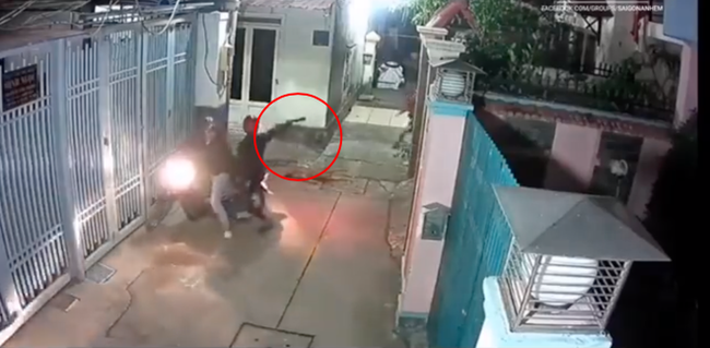 Clip sốc: Trộm ch&oacute; bị ph&aacute;t hiện, giương hung kh&iacute; bắn lu&ocirc;n chủ nh&agrave; - Ảnh 2.