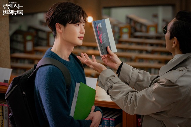 Người anh em tưng tửng của Lee Jong Suk trong phim mới ch&iacute;nh thức lộ diện - Ảnh 3.