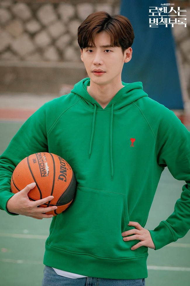 Người anh em tưng tửng của Lee Jong Suk trong phim mới ch&iacute;nh thức lộ diện - Ảnh 5.