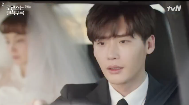 Phụ lục t&igrave;nh y&ecirc;u: Mới tập đầu, Lee Jong Suk đ&atilde; phải đứng nh&igrave;n Lee Na Young l&ecirc;n xe hoa với người kh&aacute;c - Ảnh 7.